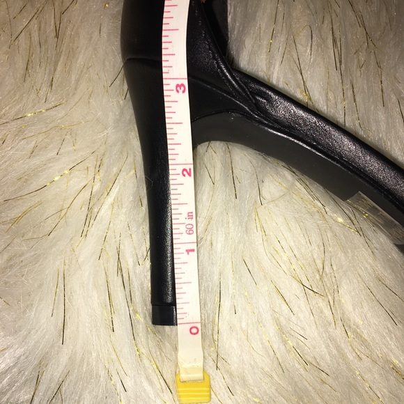 Black Ankle Strap Heels🖤 - Picture 4 of 5